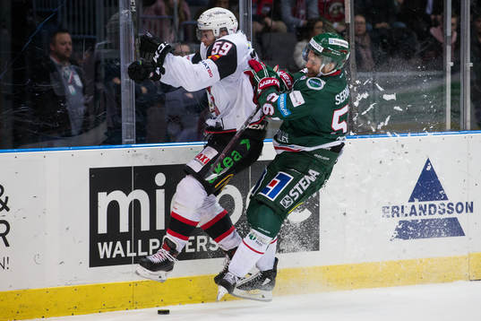 Malmö Redhawks Anton Mylläri i kamp om pucken med
