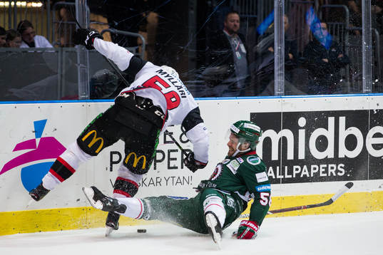 Malmö Redhawks Anton Mylläri i kamp om pucken med