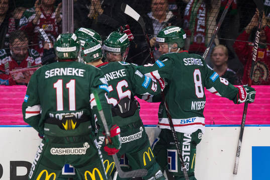 Frölundas Max Friberg jublar med lagkamrater