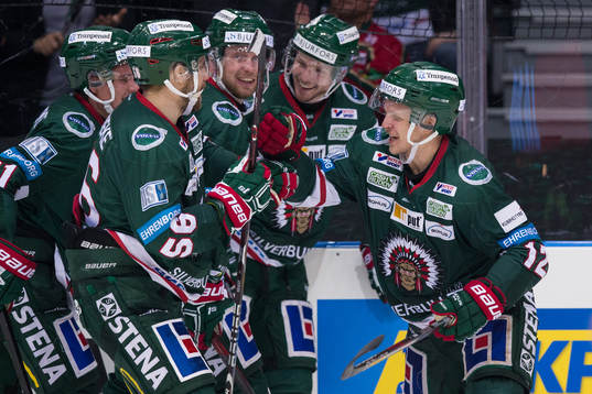 Frölundas Max Friberg jublar med lagkamrater