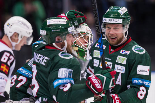 Frölundas målvakt Johan Gustafsson jublar ihop med Jan