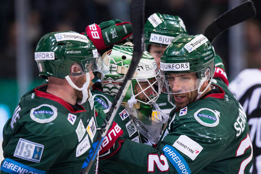 Frölundas målvakt Johan Gustafsson jublar ihop med Jan