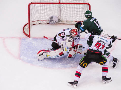 Frölundas Max Friberg kommer före Malmö Redhawks Max