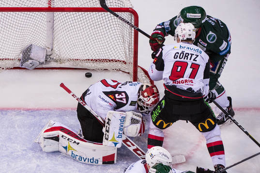 Frölundas Max Friberg kommer före Malmö Redhawks Max