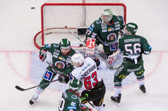 Frölundas målvakt Johan Gustafsson ser en puck gå