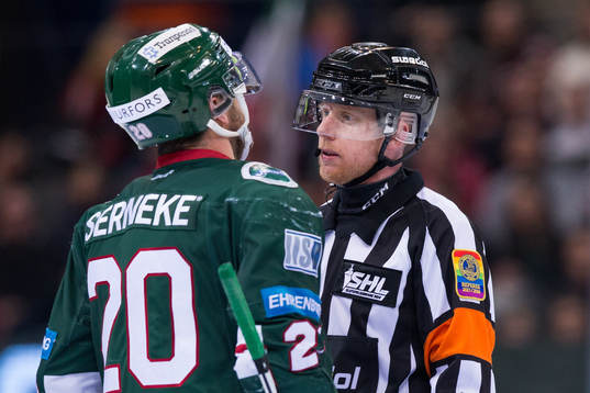Frölundas Joel Lundqvist diskuterar med Domare Mikael Holm