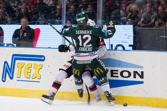 Frölundas Max Friberg tacklar Malmö Redhawks Nils
