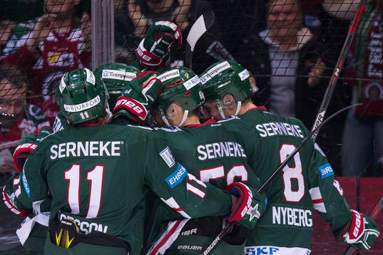 Frölundas Max Friberg jublar med lagkamrater
