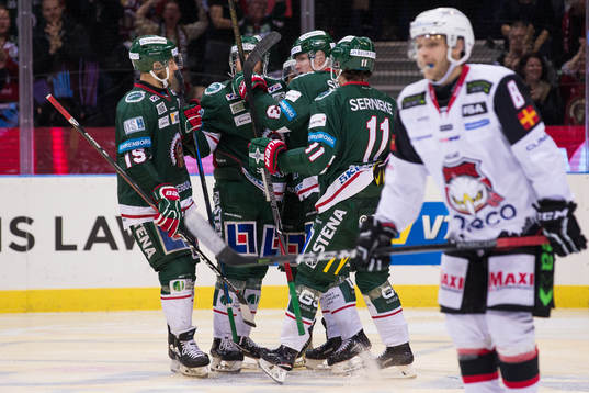 Frölundas Carl Grundström jublar med lagkamrater