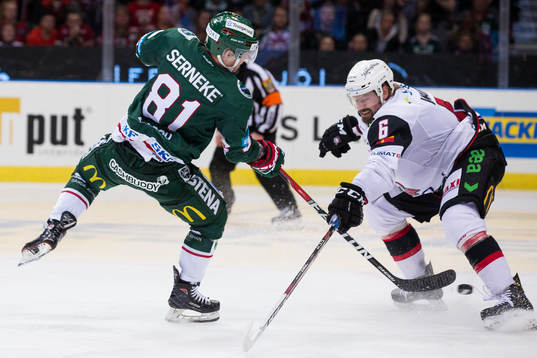 Frölundas Ryan Lasch skjuter ett skott mellan benen på