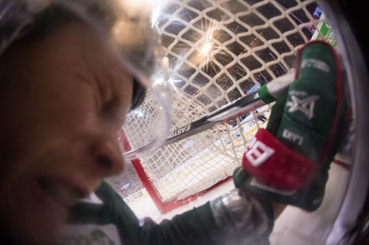 Frölundas Ryan Lasch blir intacklad i Malmö Redhawks