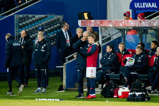 Lars Lagerbäck, head coach of Norway, talks to Martin