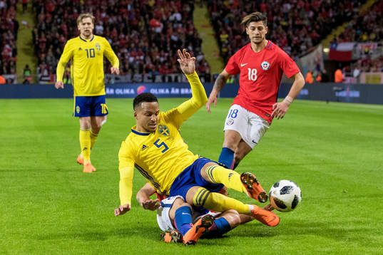 Chiles Mauricio Isla och Sveriges Martin Olsson