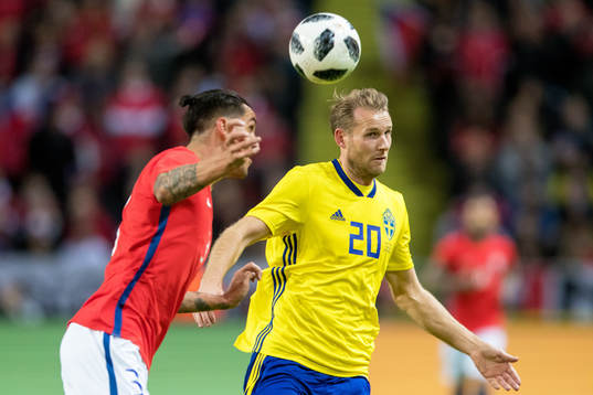 Chiles Enzo Roco och Sveriges Ola Toivonen