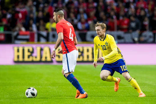 Chiles Mauricio Isla och Sveriges Emil Forsberg
