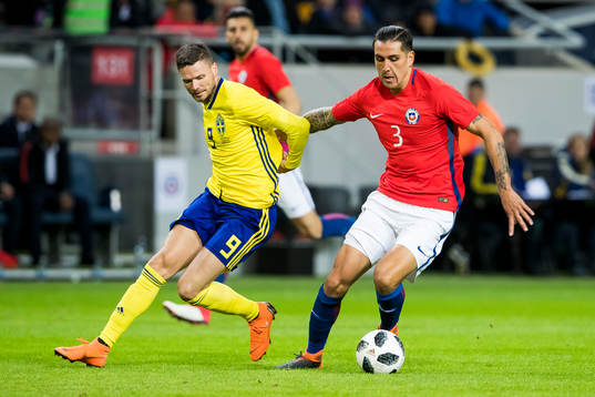 Sveriges Marcus Berg och Chiles Enzo Roco