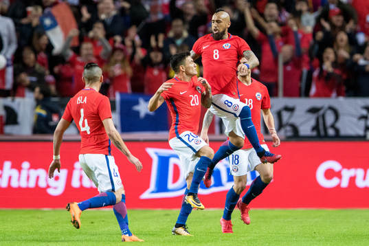 Chiles Arturo Vidal jublar med lagkamrater