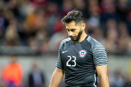 Chiles målvakt Johnny Herrera deppar