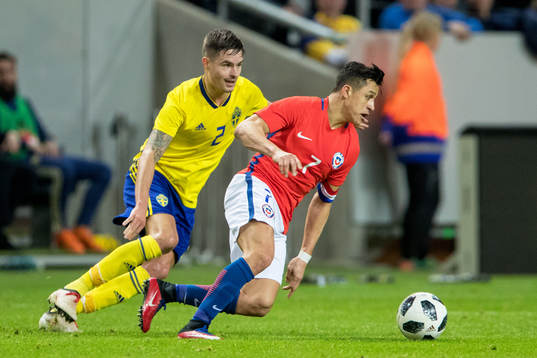 Sveriges Mikael Lustig och Chiles Alexis Sanchez