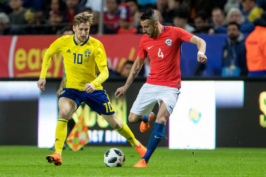 Sveriges Emil Forsberg och Chiles Mauricio Isla
