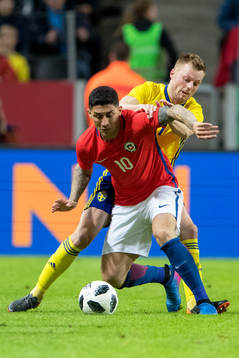 Sveriges Sebastian Larsson och Chiles Pedro Pablo Hernandez