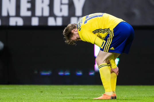 Sveriges Emil Forsberg tar sig för vaden