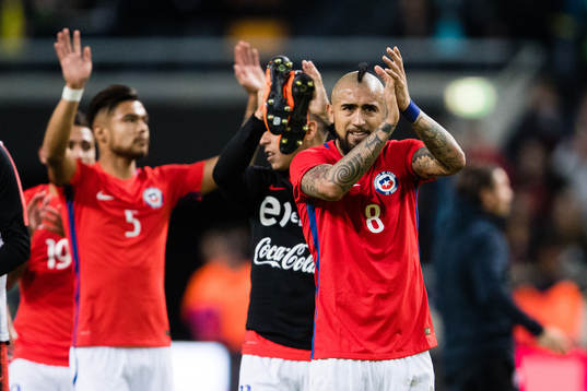 Chiles Paulo Diaz och Arturo Vidal tackar publiken