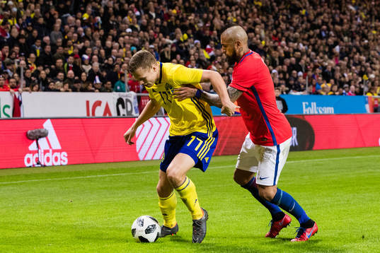 Sveriges Viktor Claesson i kamp om bollen med Chiles Arturo