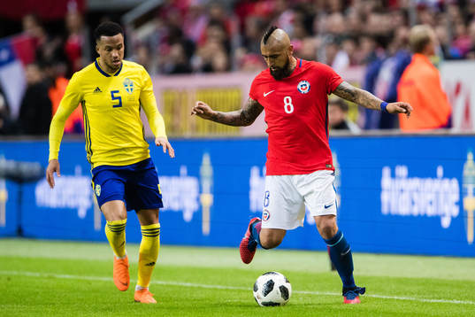 Sveriges Martin Olsson och Chiles Arturo Vidal