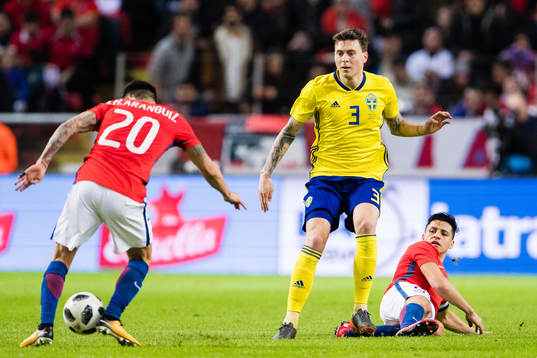 Sveriges Victor Nilsson Lindelöf försvarar sig mot Chiles