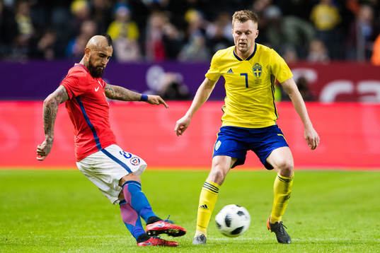 Chiles Arturo Vidal och Sveriges Sebastian Larsson