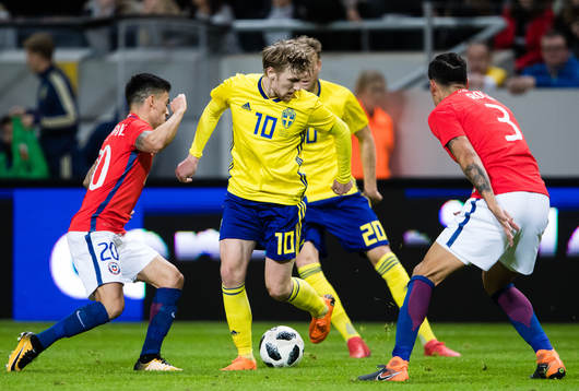 Chiles Charles Aranguiz och Enzo Roco försvarar sig mot