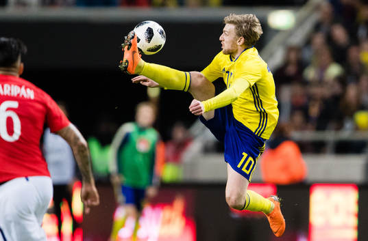 Sveriges Emil Forsberg tar ner bollen
