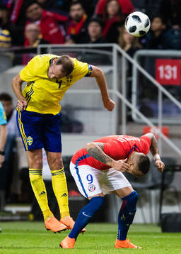 Sveriges Andreas Granqvist i en nickduell med Chiles