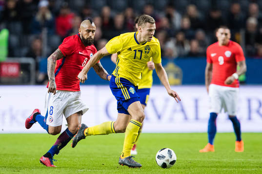 Chiles Arturo Vidal jagar Sveriges Viktor Claesson