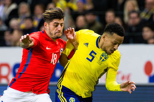 Chiles Angelo Sagal i en närkamp med Sveriges Martin Olsson
