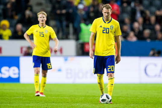 Sveriges Oscar Hiljemark och Ola Toivonen deppar