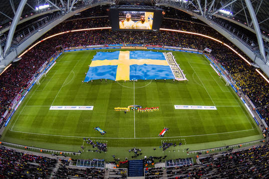 Sveriges och Chiles spelare ställer upp innan
