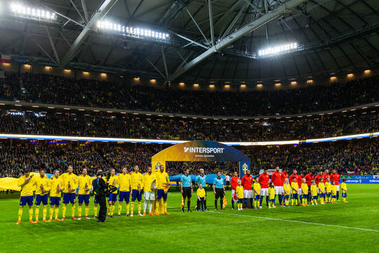 Sveriges och Chiles spelare ställer upp sig innan