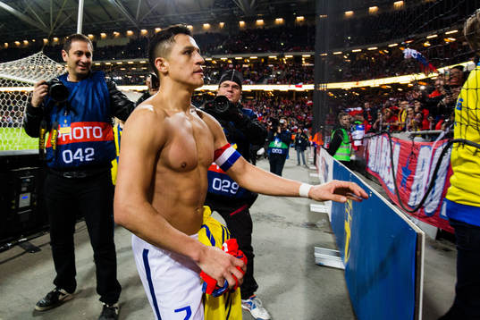 Chiles Alexis Sanchez på väg att slänga upp sin