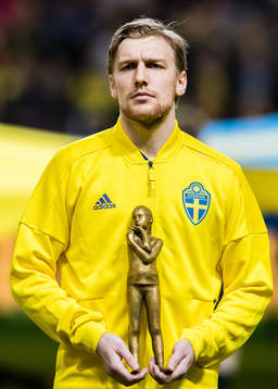Sveriges Emil Forsberg med en staty i handen innan