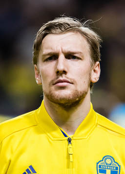 Sveriges Emil Forsberg med en staty i handen innan