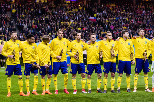 De svenska spelarna med statyer i handen innan
