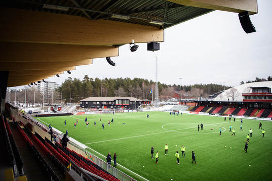 Brommapojkarnas och Djurgårdens spelare värmer upp