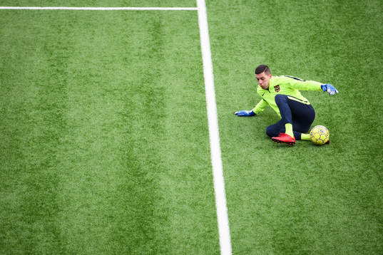 Brommapojkarnas målvakt Rasmus Emanuelsson värmer upp