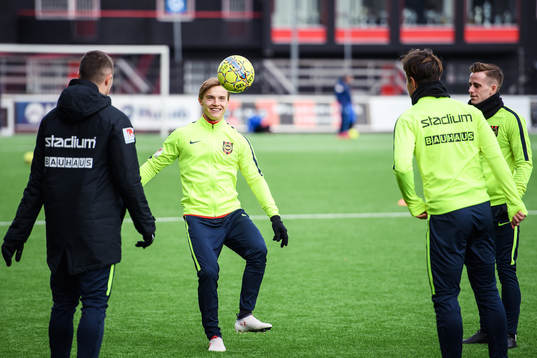 Brommapojkarnas spelare värmer upp