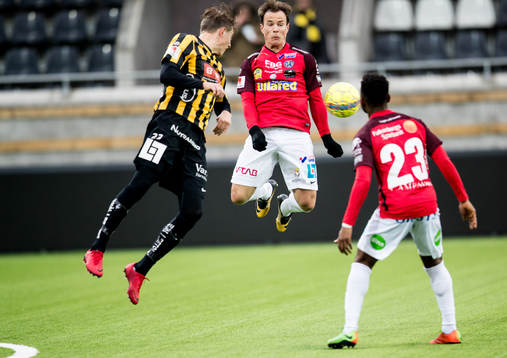 Falkenbergs Anton Wede och Enock Kwakwa mot Häckens Viktor