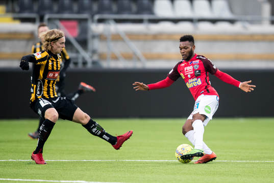 Falkenbergs Enock Kwakwa mot Häckens Gustav Berggren