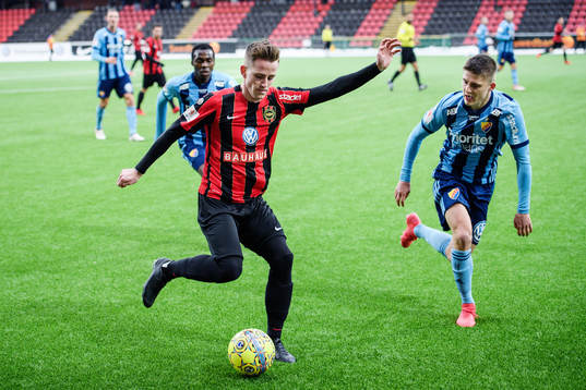 Brommapojkarnas Rasmus Alm jagas av Djurgårdens Johan