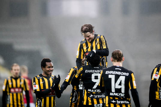 Häckens Alhassan Kamara målskytt firar med Erik Friberg i